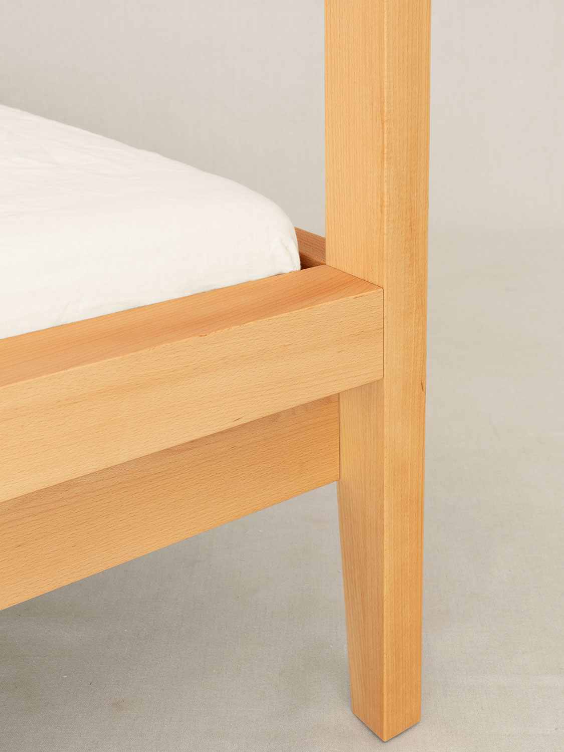 Massivholz-Himmelbett Iberis, Buche, Eckdetail