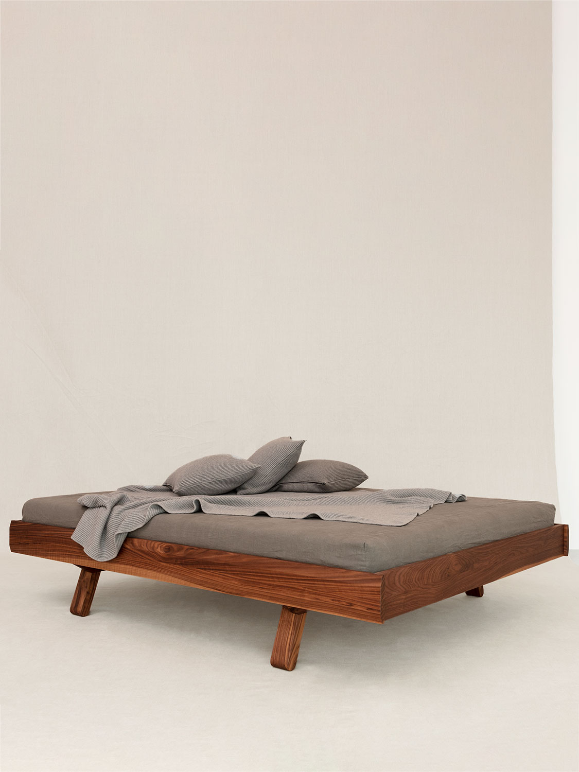 Metallfreies Massivholzbett Impala, Nussabum massiv geölt, 160 × 200 cm