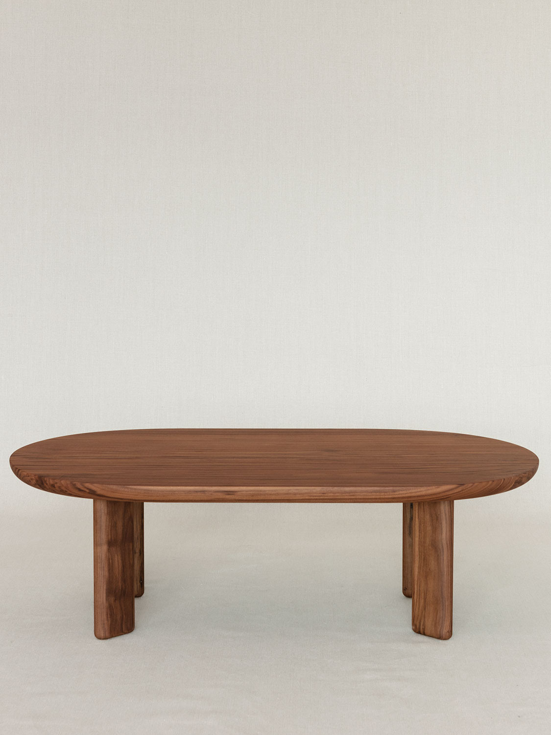 Ovaler Massivholz-Couchtisch Melon aus Nussbaum, 115 × 65 × 64 cm