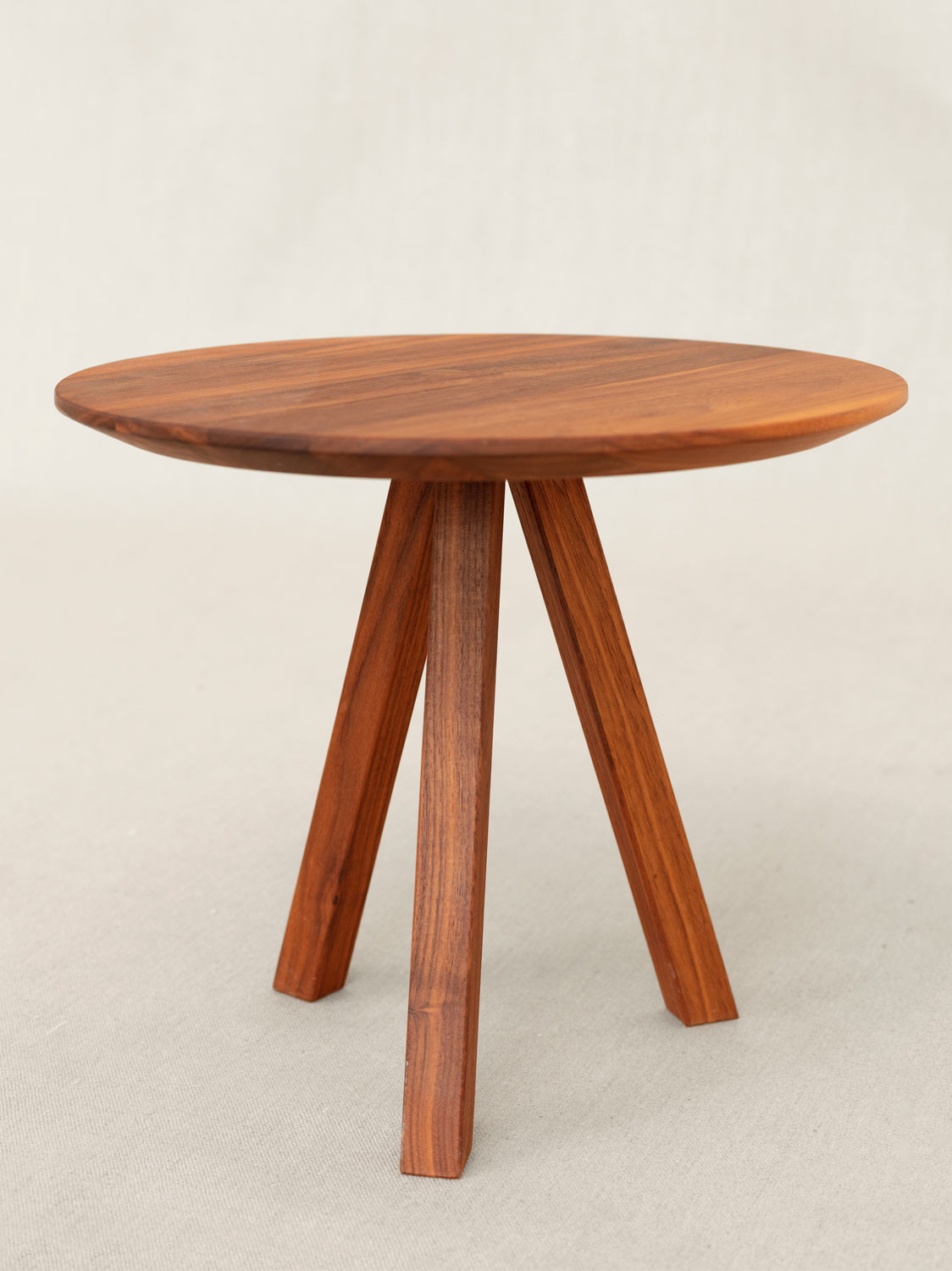 Runder Massivholz-Beistelltisch aus Nussbaum, ø 35 × Höhe 30 cm
