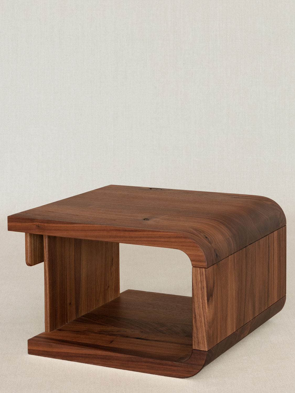 Massivholz-Ansteck-Bettablage, mit gerundeten Ecken, aus Nussbaum, 35 × 35 × 22.5 cm
