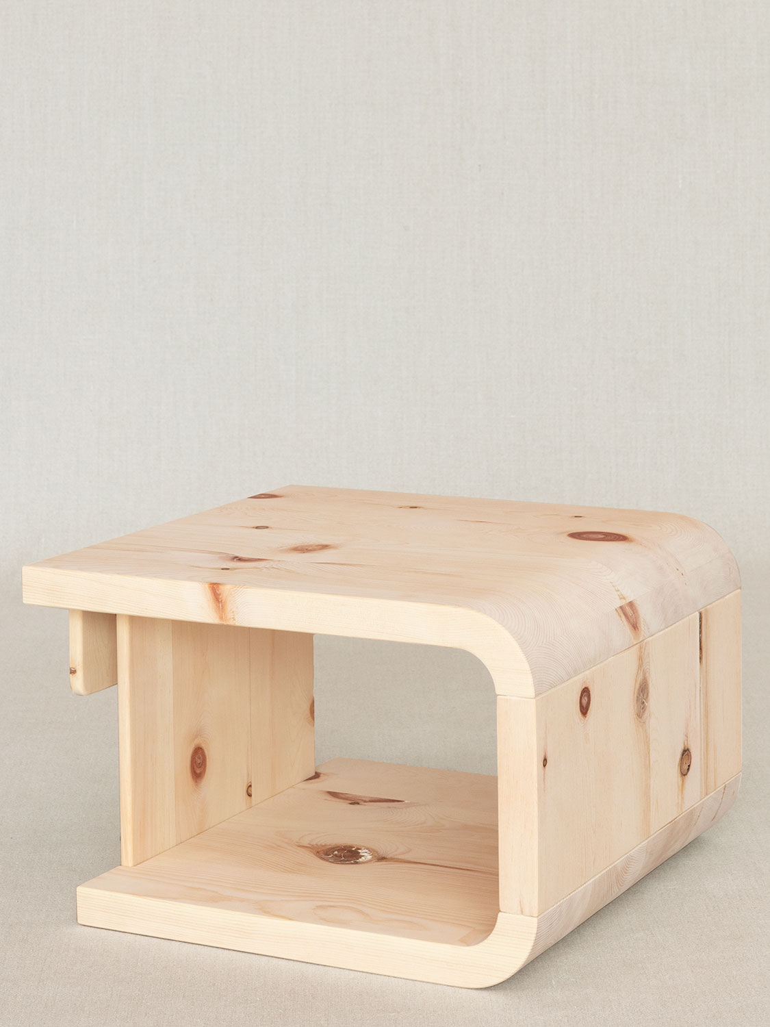 Massivholz-Ansteck-Bettablage, mit gerundeten Ecken, aus Arvenholz, 35 × 35 × 22.5 cm