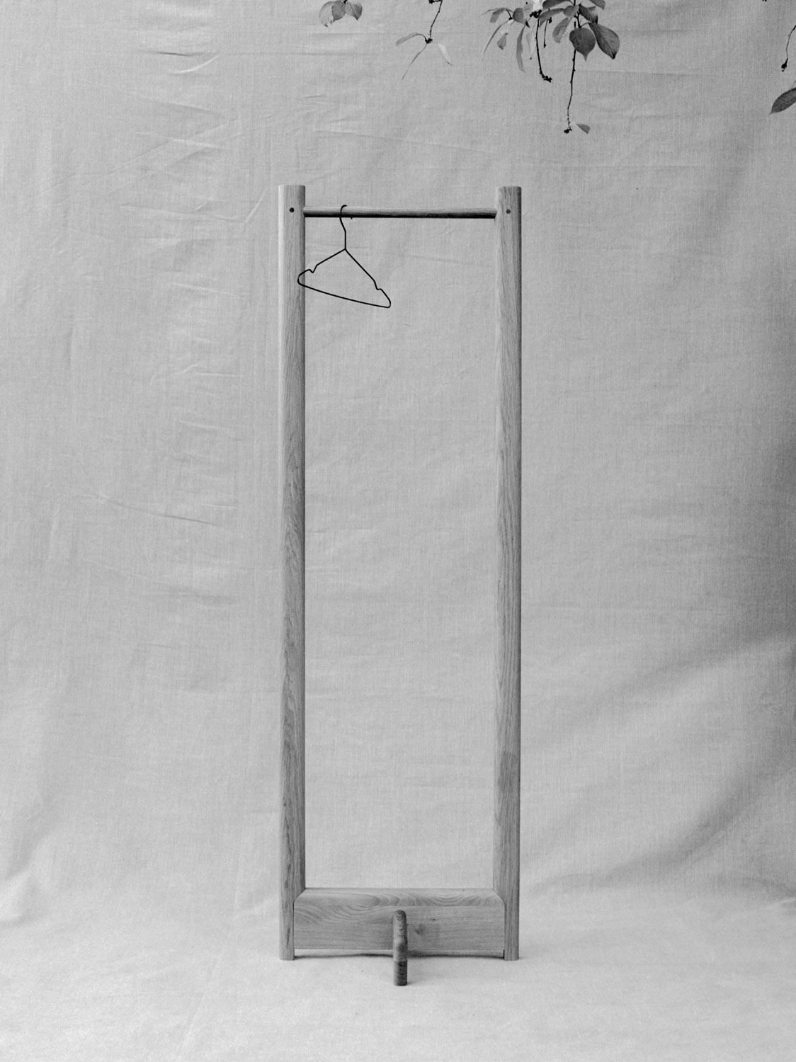 Massivholzgarderobe Etta in Kirschbaum (Massivholz), 54 × 173 × 44 cm, hergestellt in Winterthur