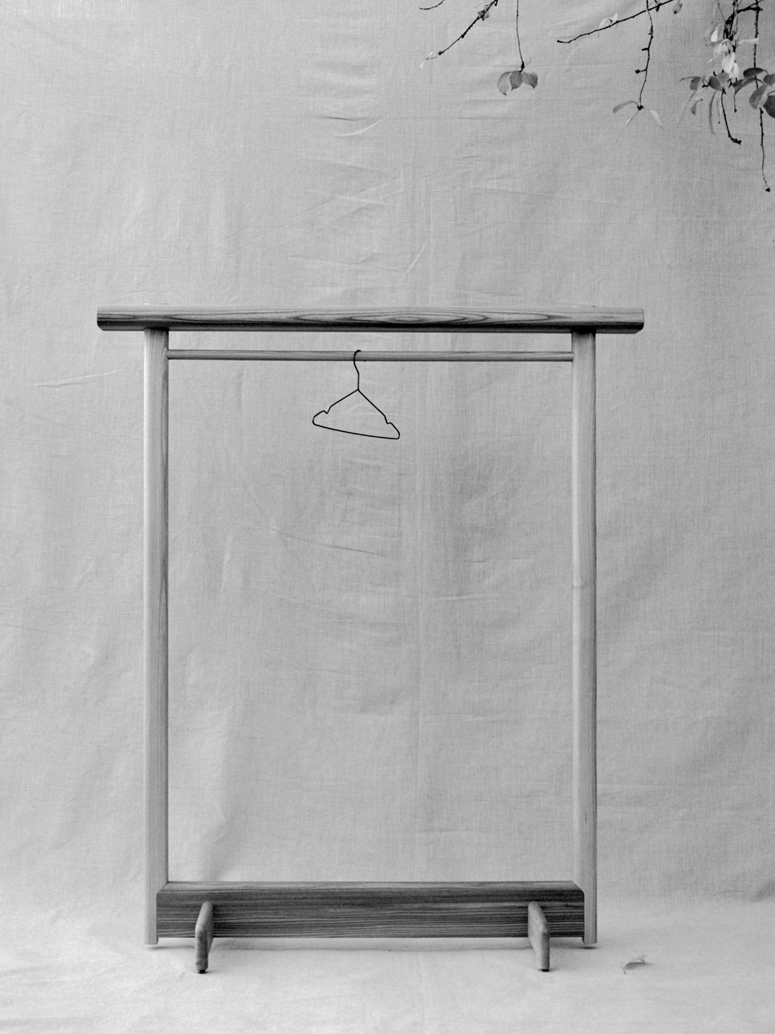 Massivholzgarderobe Etta in Ulme mit «Hutablage», hergestellt in Winterthur