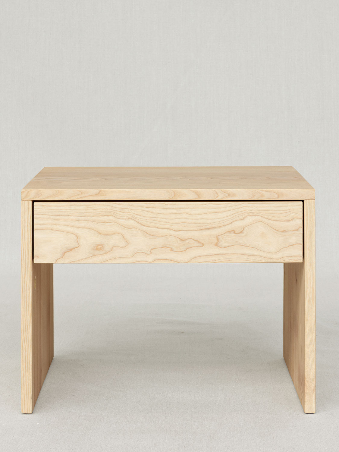 Massivholznachttisch mit einer Schubalde aus Eschenholz, 50 × 38 × 40 cm