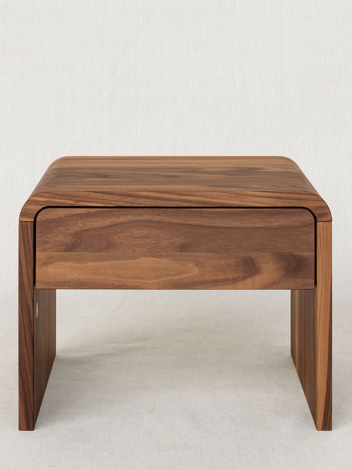 Massivholznachttisch mit einer Schubalde und gerundeten Eckverbindungen aus Nussbaum, 50 × 38 × 40 cm