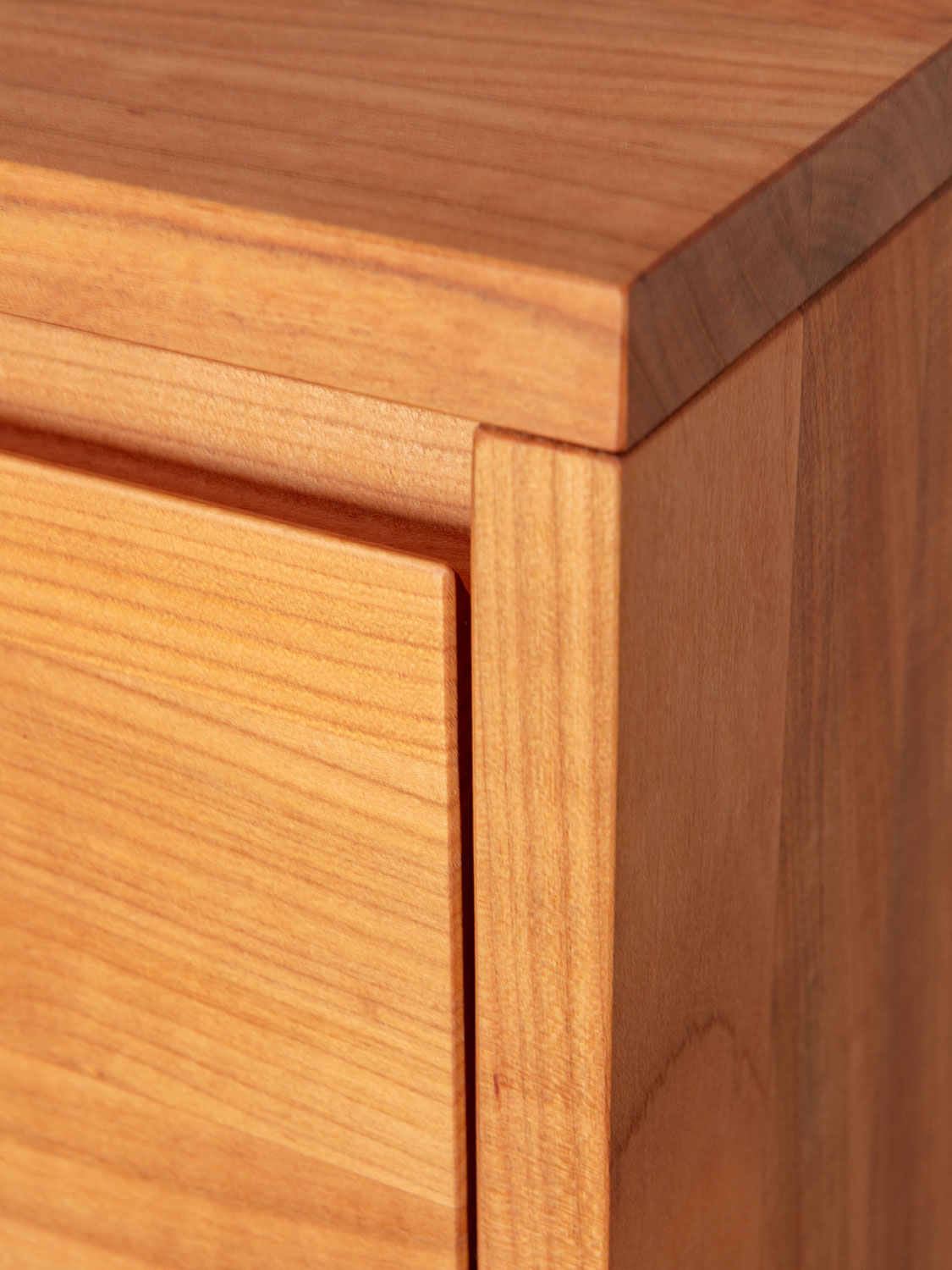 Massivholzkommode in Kirschbaum, Eckdetail