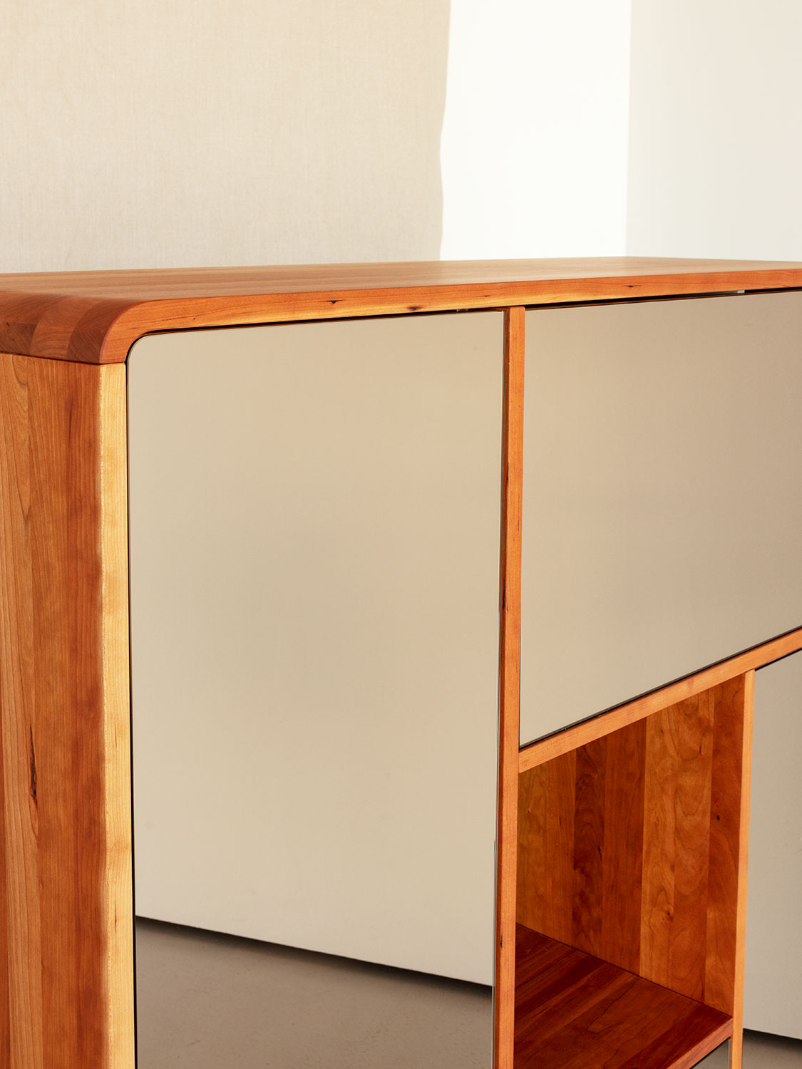 Massivholzkommode aus Black Cherry mit Schbladen, Türen und Klappe mit Spiegelfront