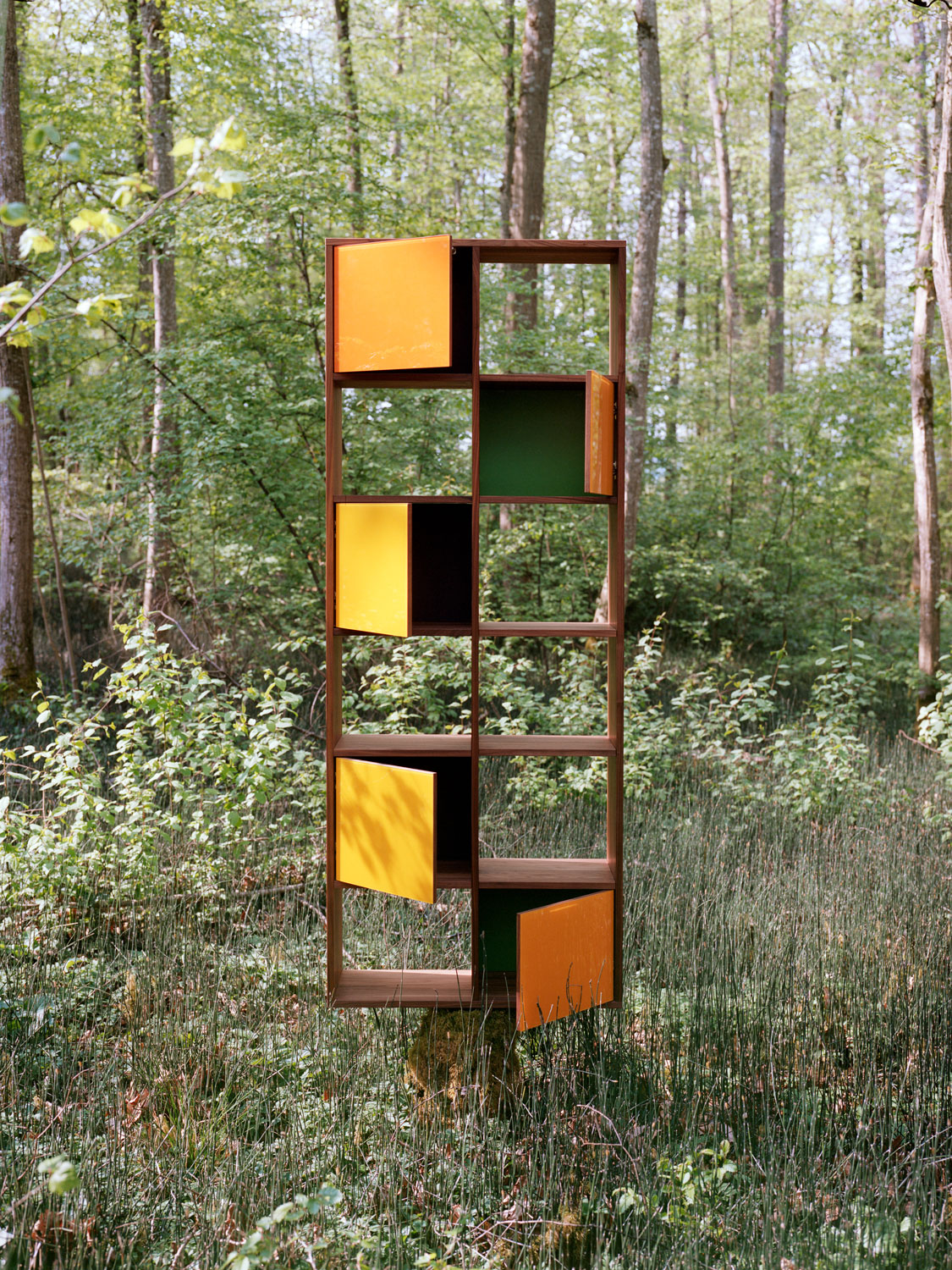 Massivholzregal in Nussbaum mit bunten Glastürchen, 79 × 204 × 27 cm