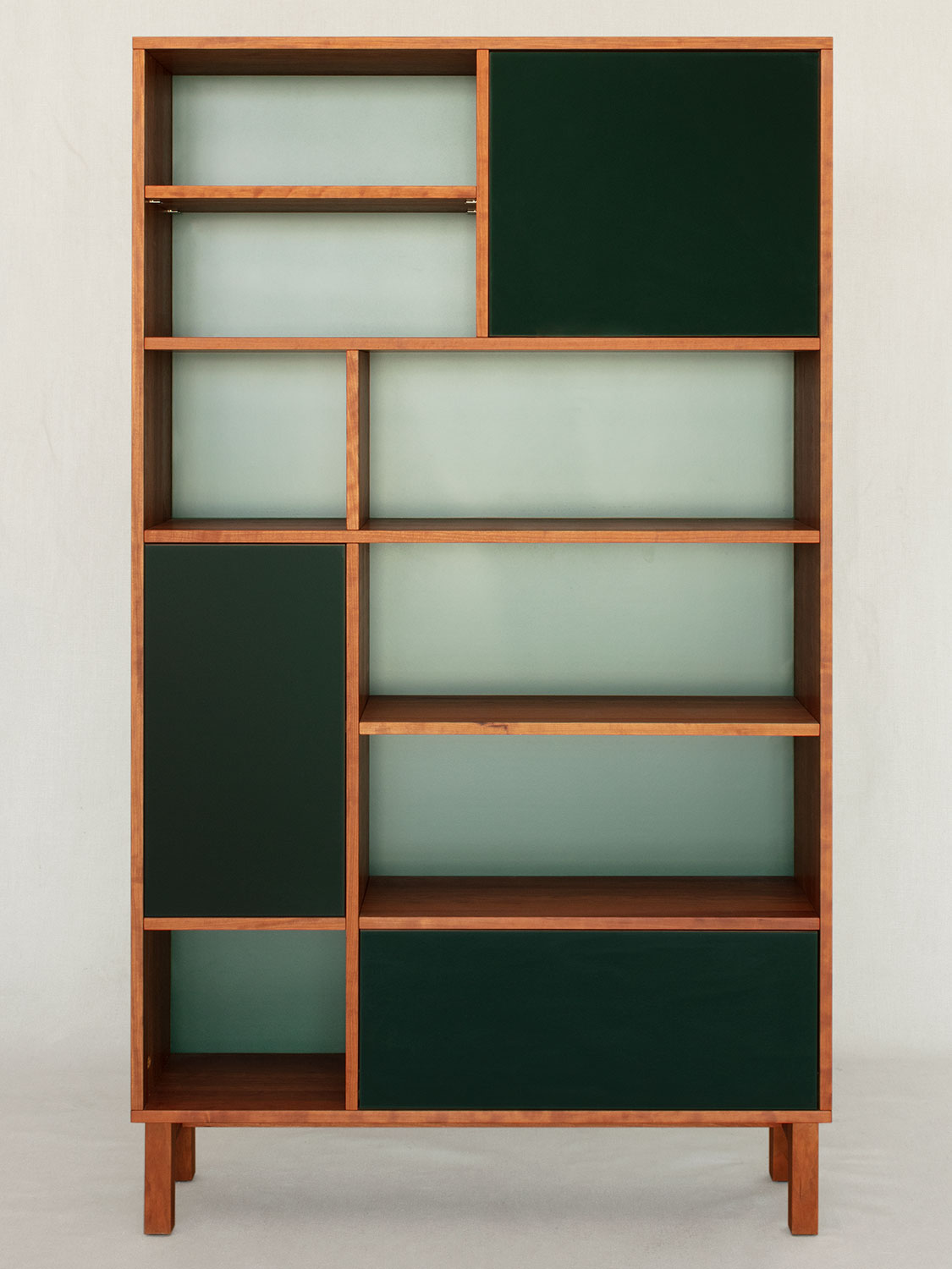 Massivholzregal in Black Cherry auf Füsschen mit Glasfronten, 104 × 179 × 31 cm