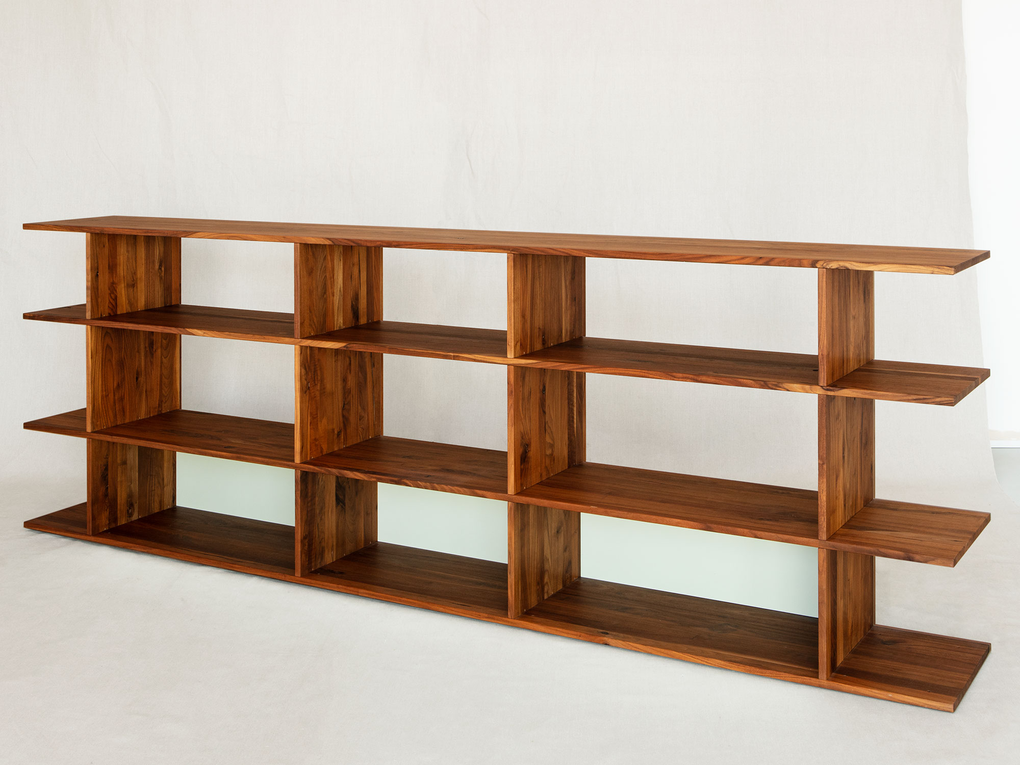 Massivholzregal in Astnuss mit offenen Seiten, 296 × 99 × 40 cm