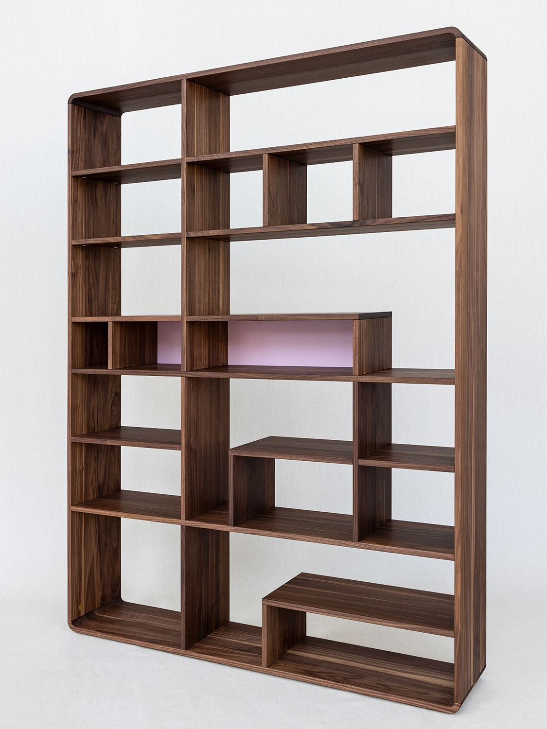 Massivholzregal in Nussbaum mit spannender Aufteilung, 149 cm Breit