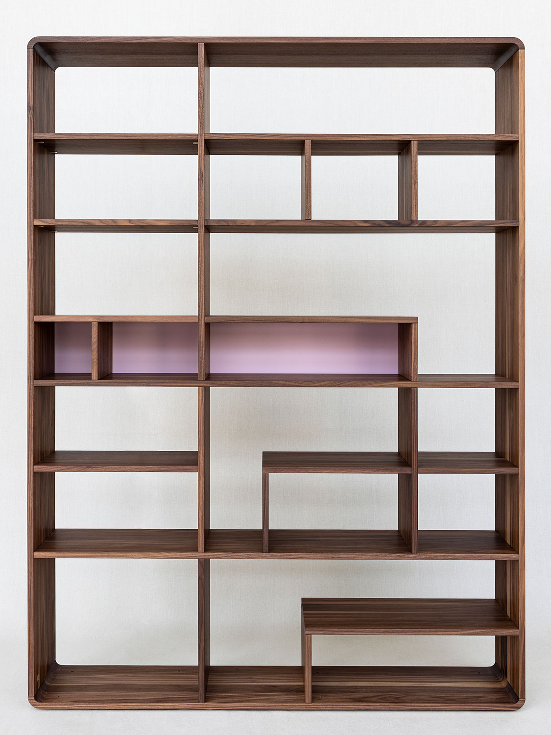 Massivholzregal in Nussbaum mit spannender Aufteilung, 149 cm Breit