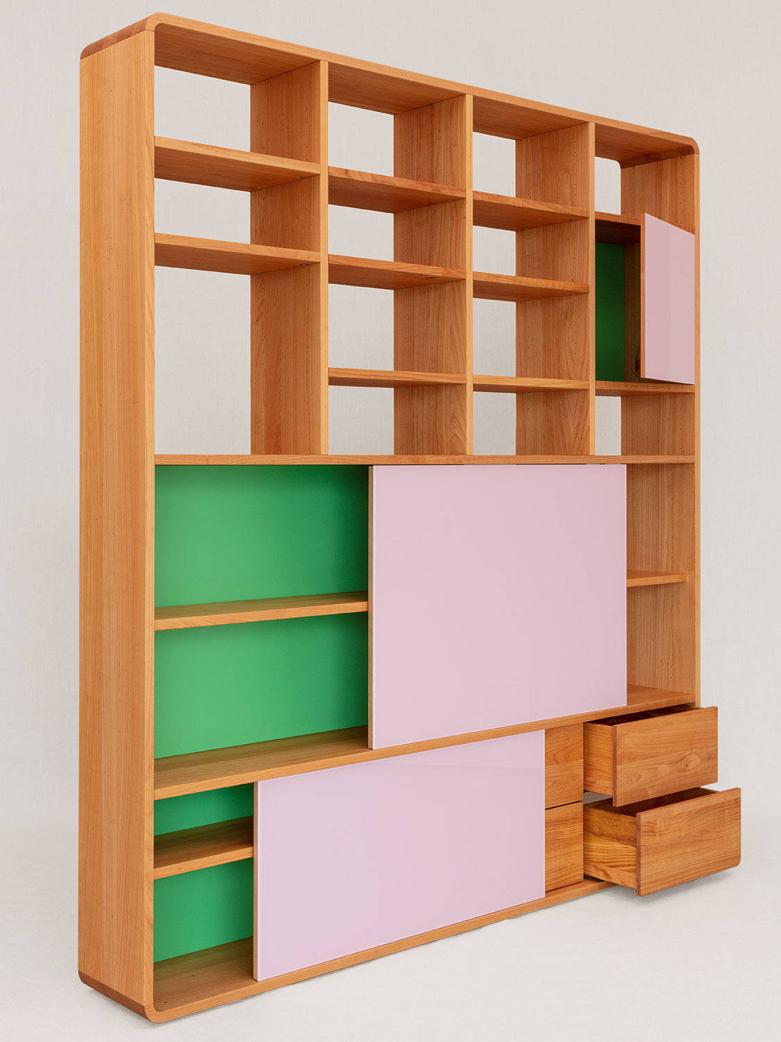 Massivholzregal in Kirschbaum mit Schiebetüren und Schubladen aus Massivholz, 207 × 234 × 31 cm