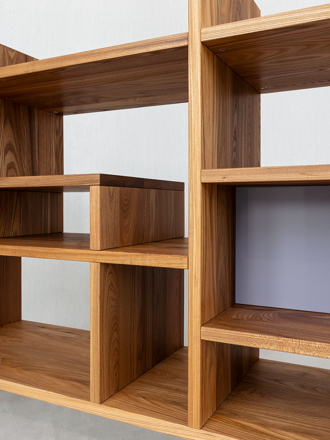 Massivholzregal in 25 mm Ulme, Detailansicht von Holz und Rückwand
