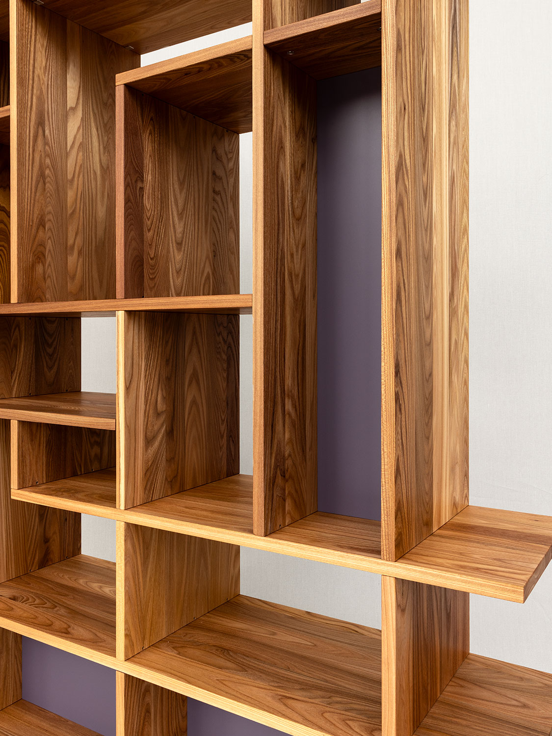 Massivholzregal in 25 mm Ulme, Detailansicht von Holz und Rückwand