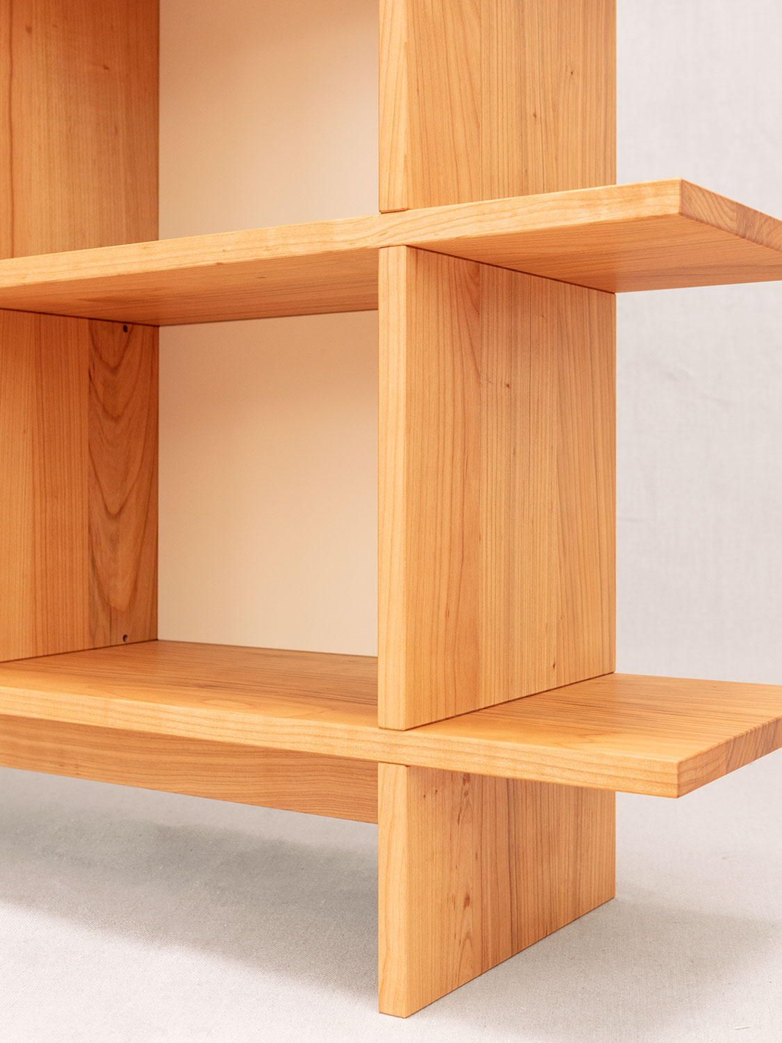 Offenes Massivholzhighboard aus Kirschbaum mit freien Enden, Detail