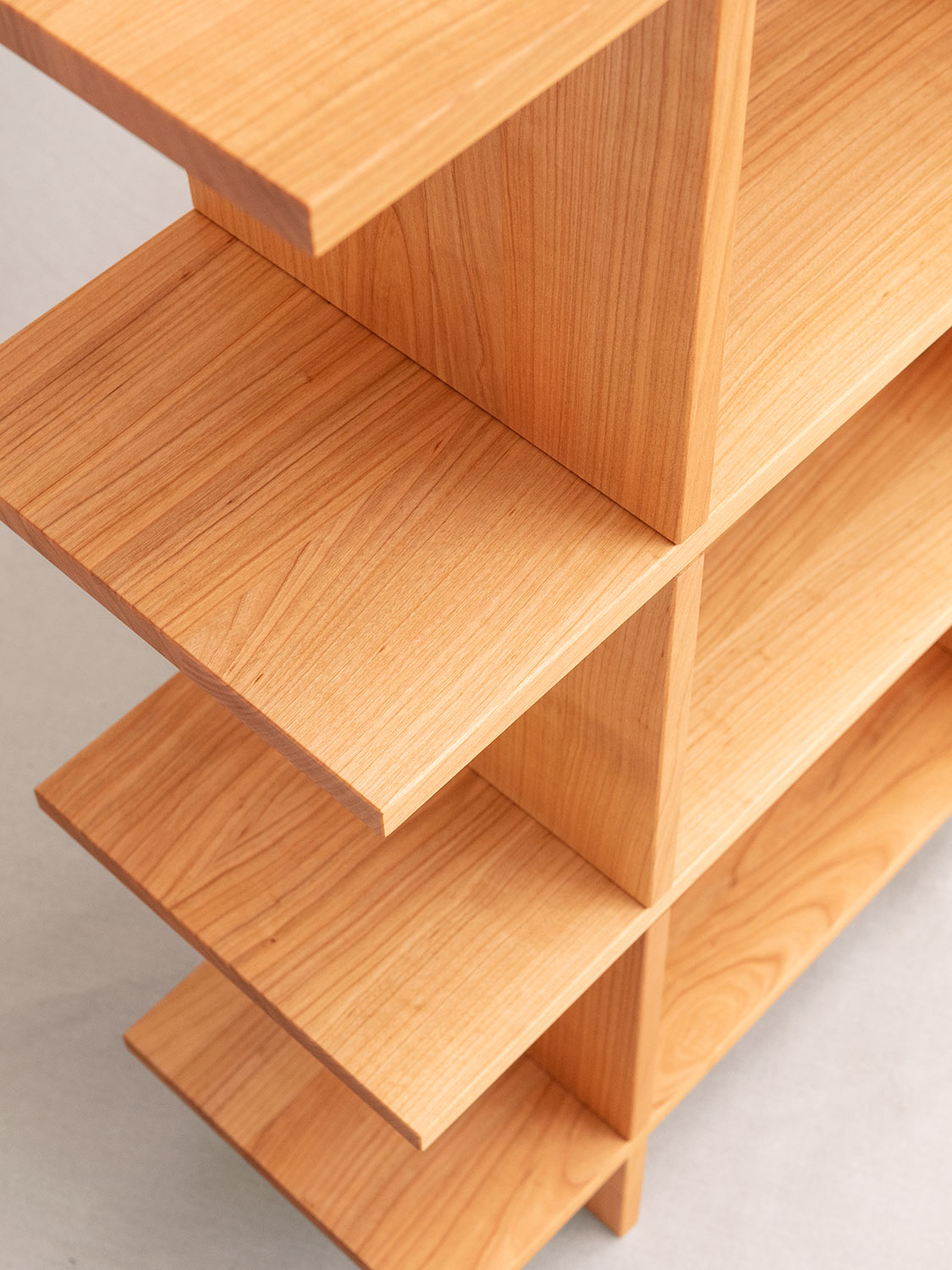 Offenes Massivholzhighboard aus Kirschbaum mit freien Enden, Detail von oben