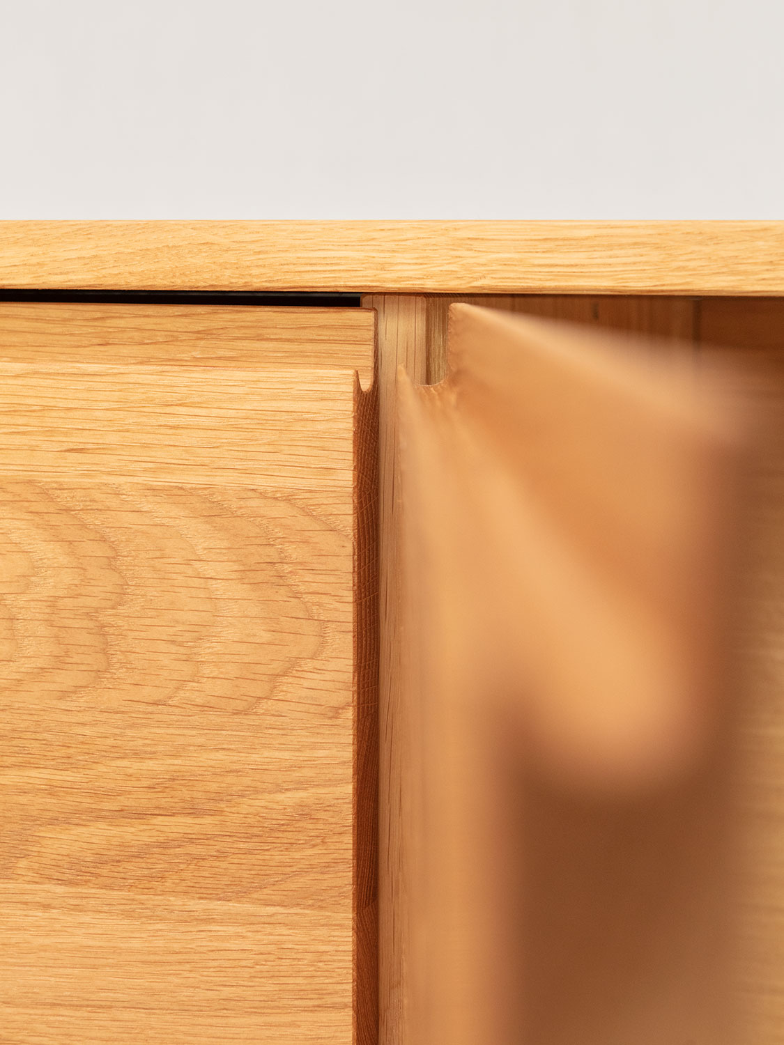 Massivholzlowboard aus Eiche, Türdetail mit Grifffräsung