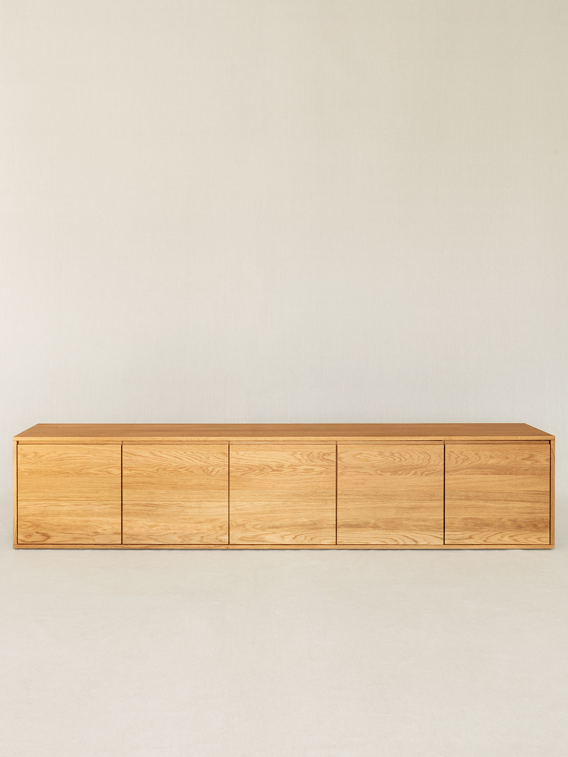 Massivholzlowboard  aus Eiche mit 5 Holztüren mit duchgehendem Holzbild