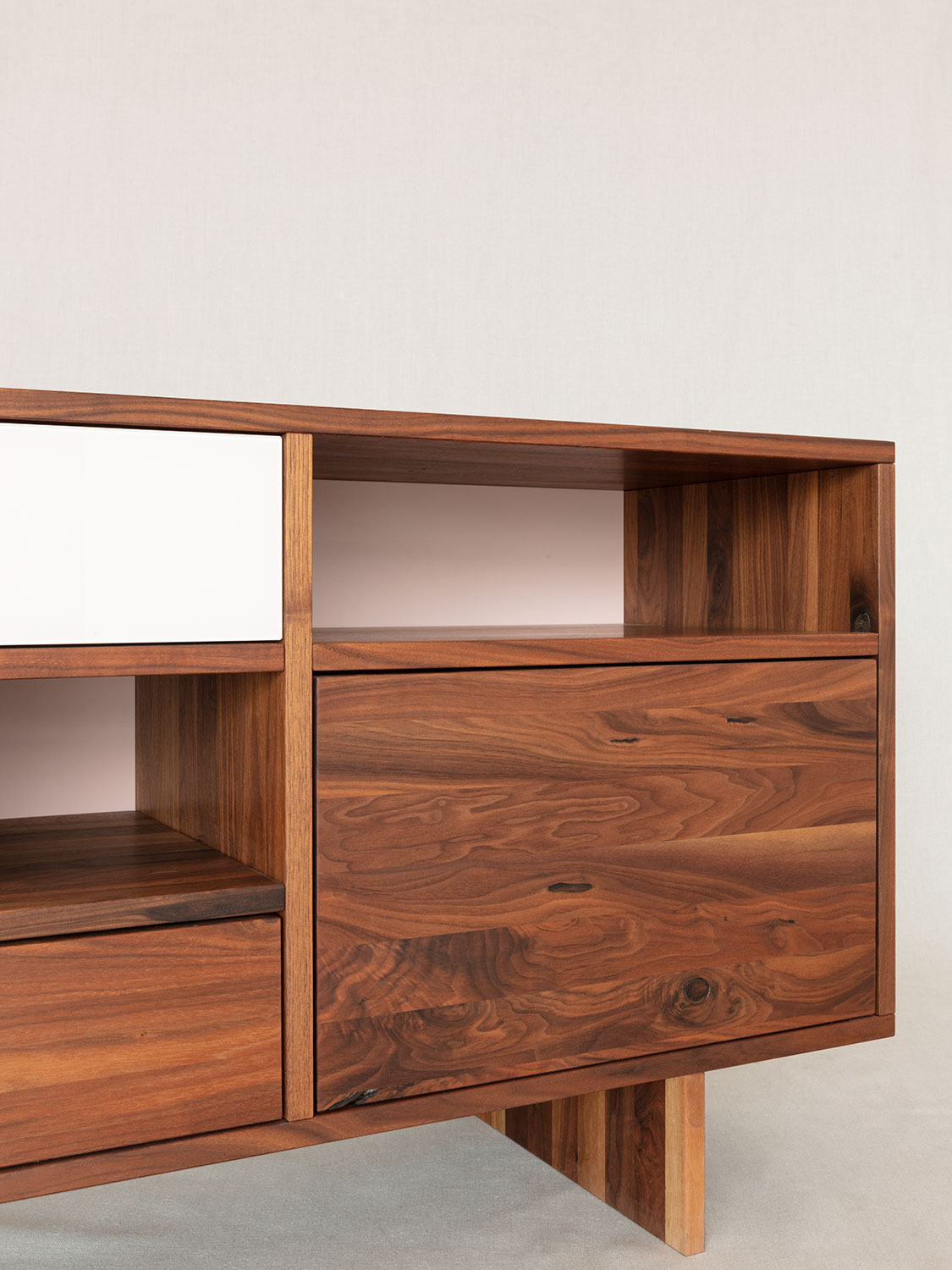 Massivholzsideboard in Astnuss "Matokombi" mit Holz und Glasfronten (hellrosa lackiert) auf Wangenkonstuktion