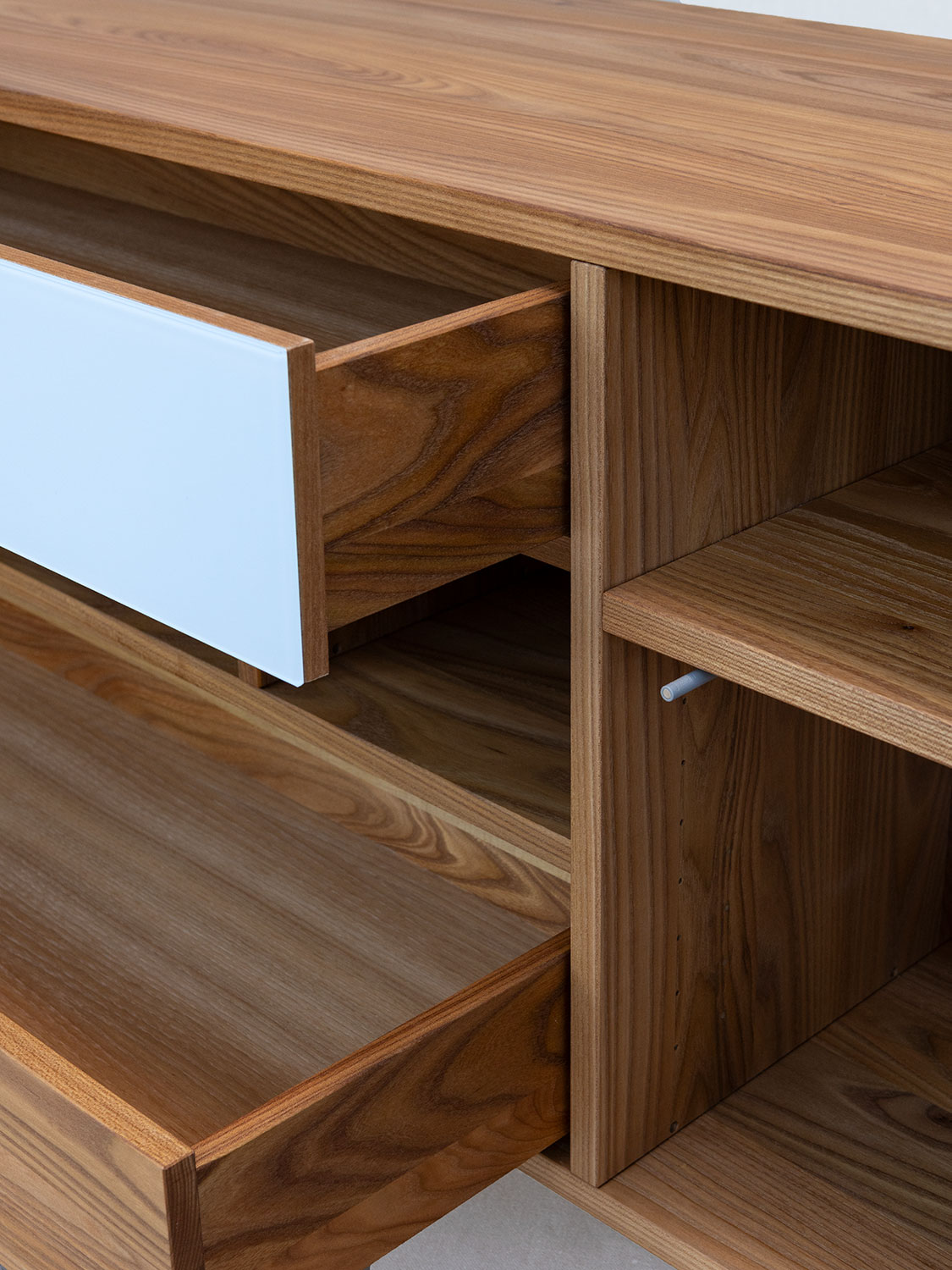 Massivholzsideboard in Ulme "Matokombi" mit Holz und Glasfronten, Detailaufnahme