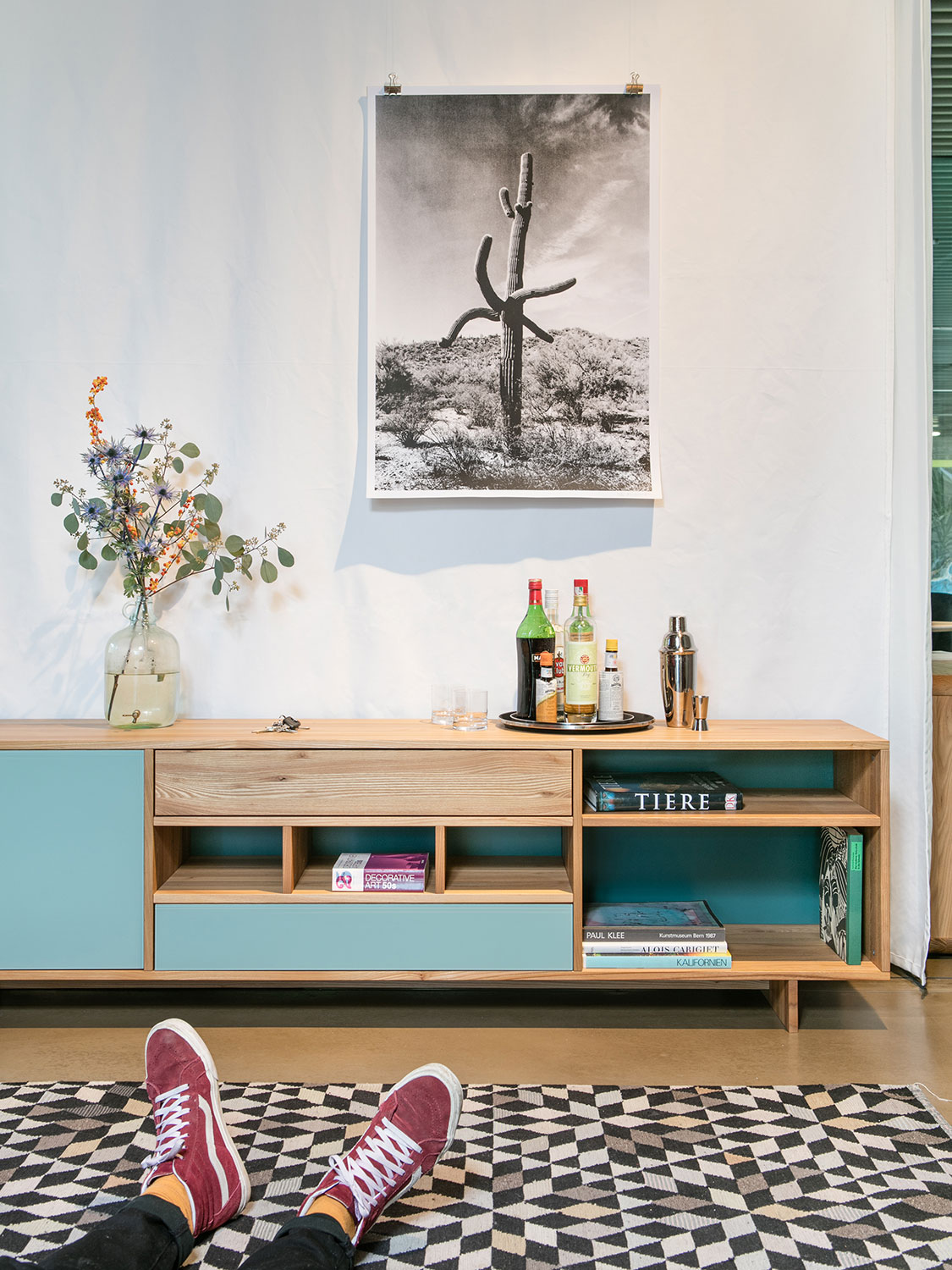 Massivholzsideboard in Ulme "Matokombi" mit Holz und Glasfronten (türkisblau lackiert) auf Wangenkonstuktion