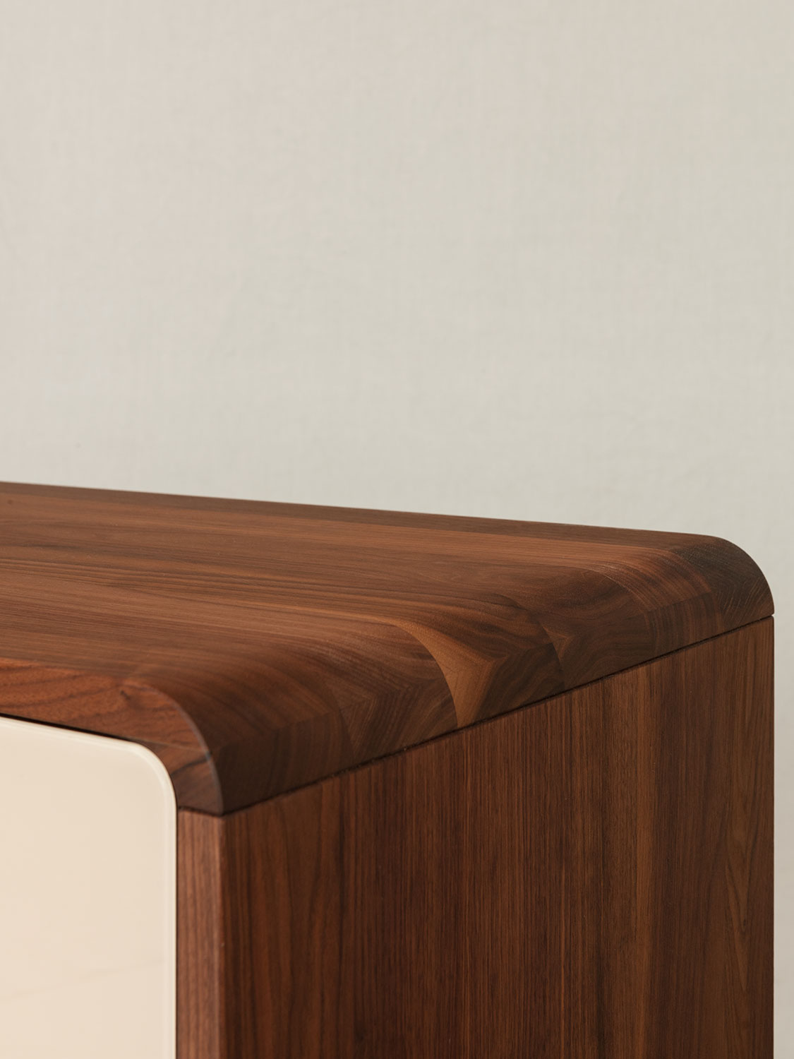 Massivholzsideboard in Nussbaum, Detail von gerundeter Ecke