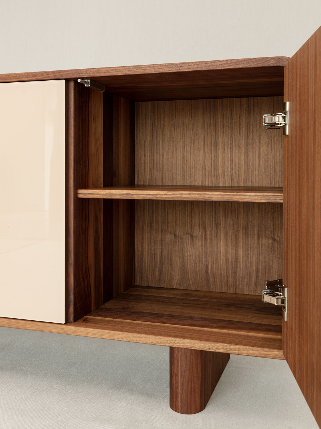 Massivholzsideboard in Nussbaum, Innenansicht