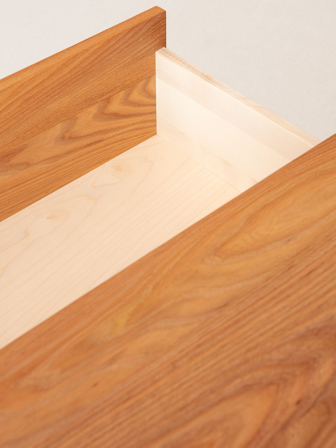 Massivholzlowboard aus Ulme, Detail der Schublade mit Zargen in Ahorn massiv