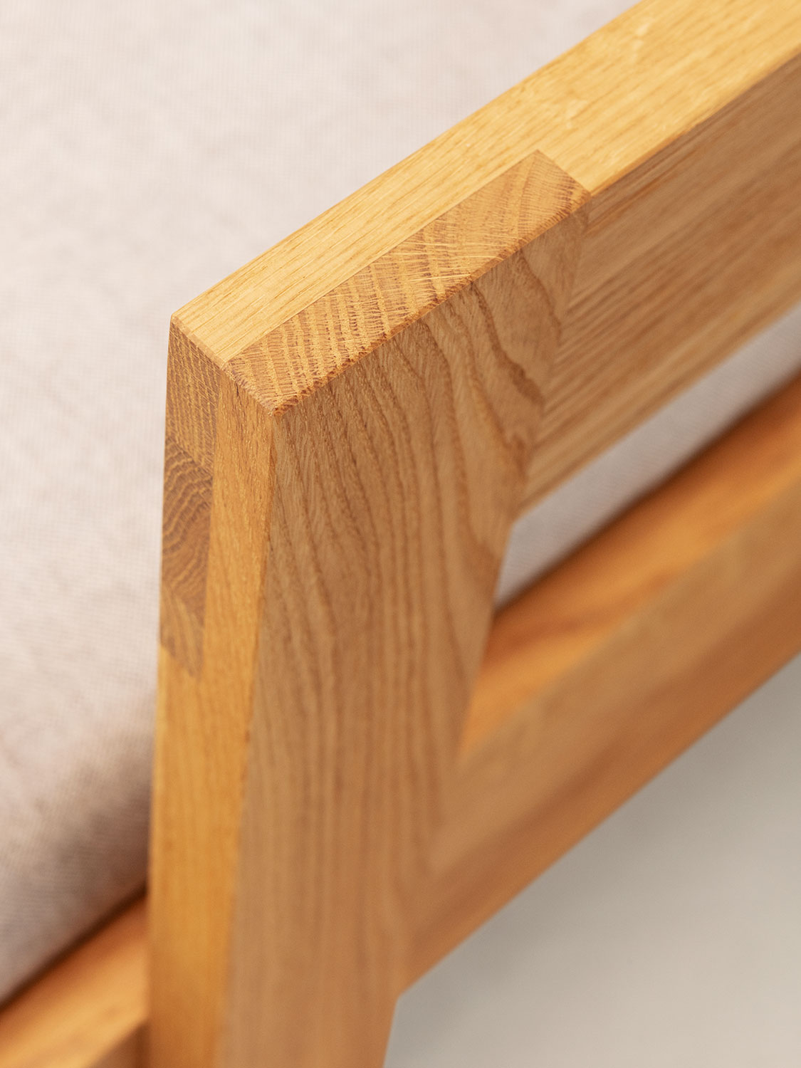 Massivholztagbett Feronia aus Eiche, Lehnendetail