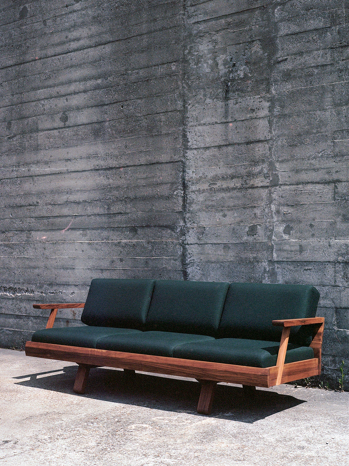 Sofa Impala klassisch aus massivem Nussbaum mit dunkelgrünem Stoffbezug