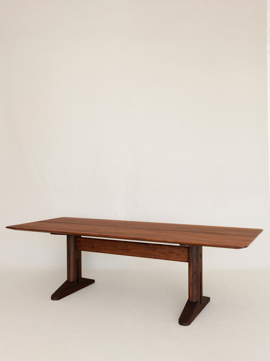 Esstisch Edo, Astnussbaum massiv (Massivholz), 250 × 100 cm, hergestellt in Winterthur