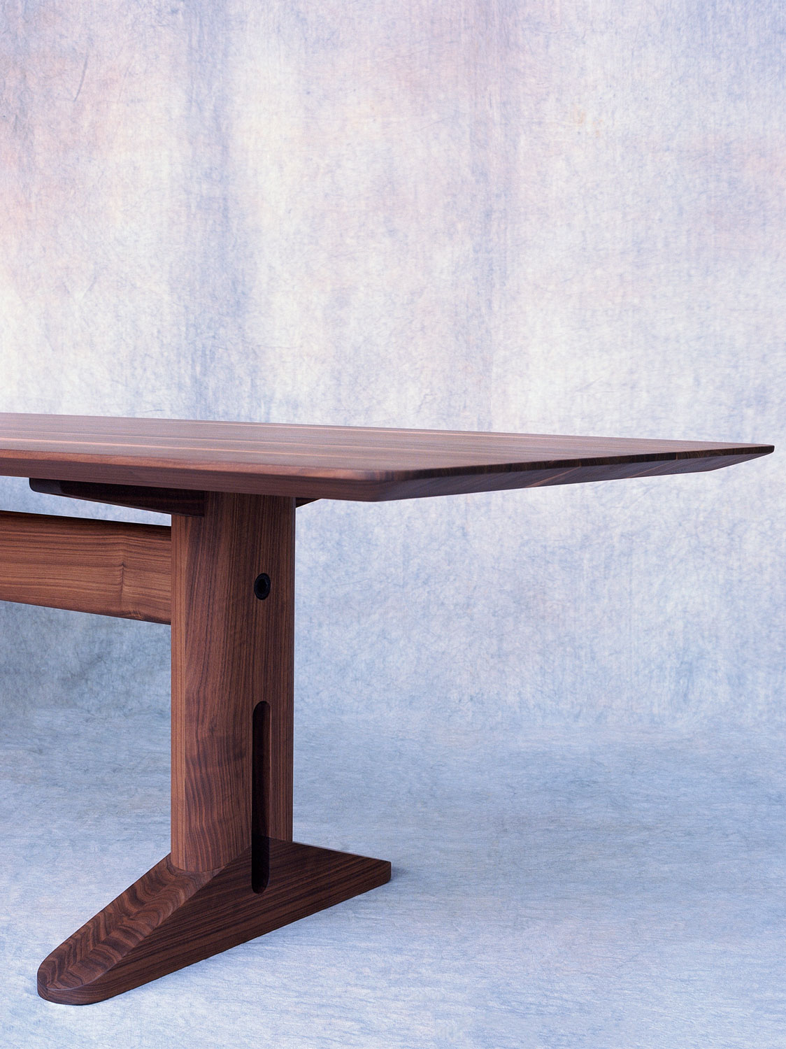 Esstisch Edo, Nussbaum massiv (Massivholz), 260 × 100 cm, hergestellt in Winterthur