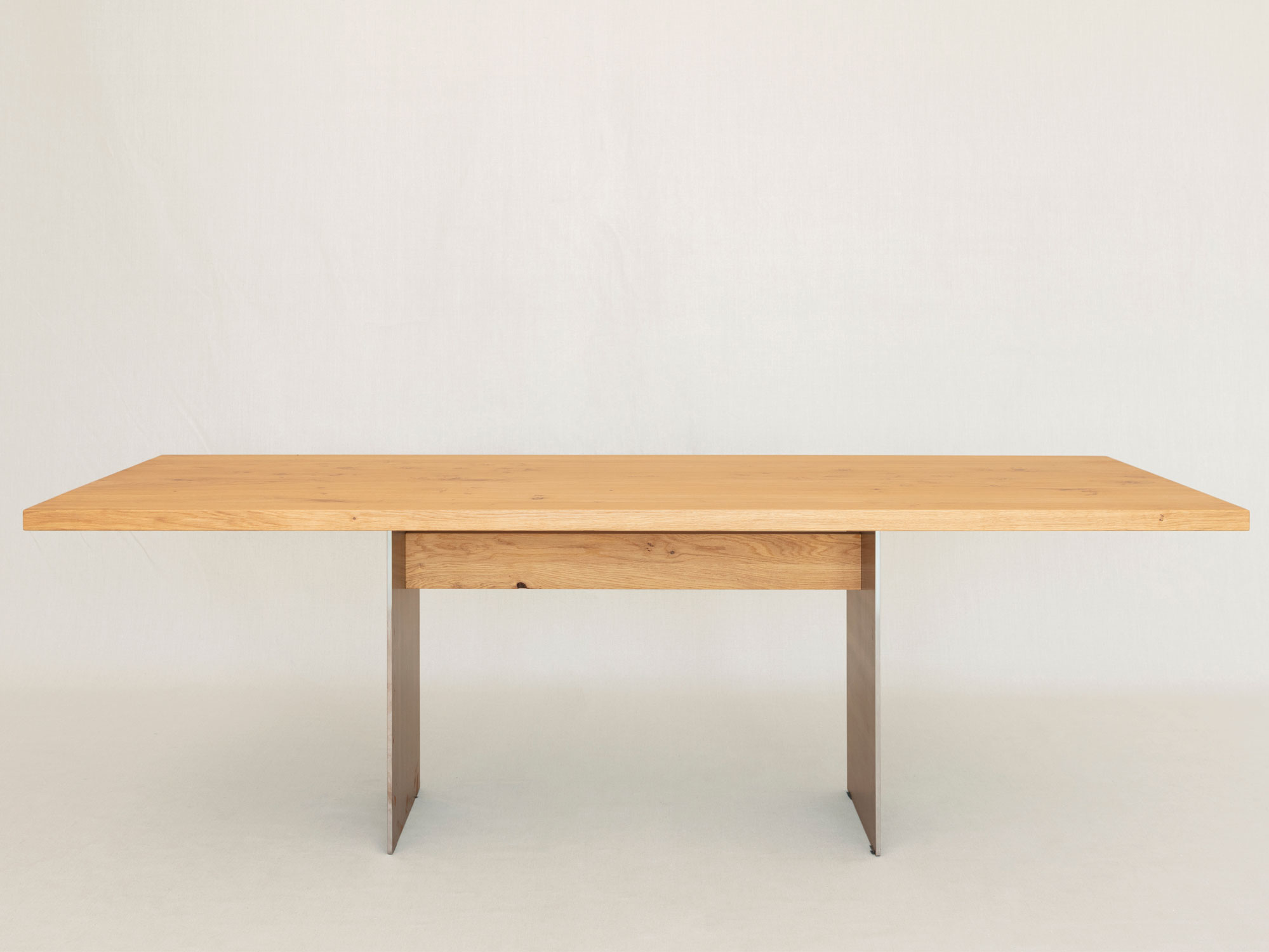 Esstische Ferro, Asteiche massiv (Massivholz), 240 × 100 cm, Wangen Stahl roh, hergestellt in Winterthur
