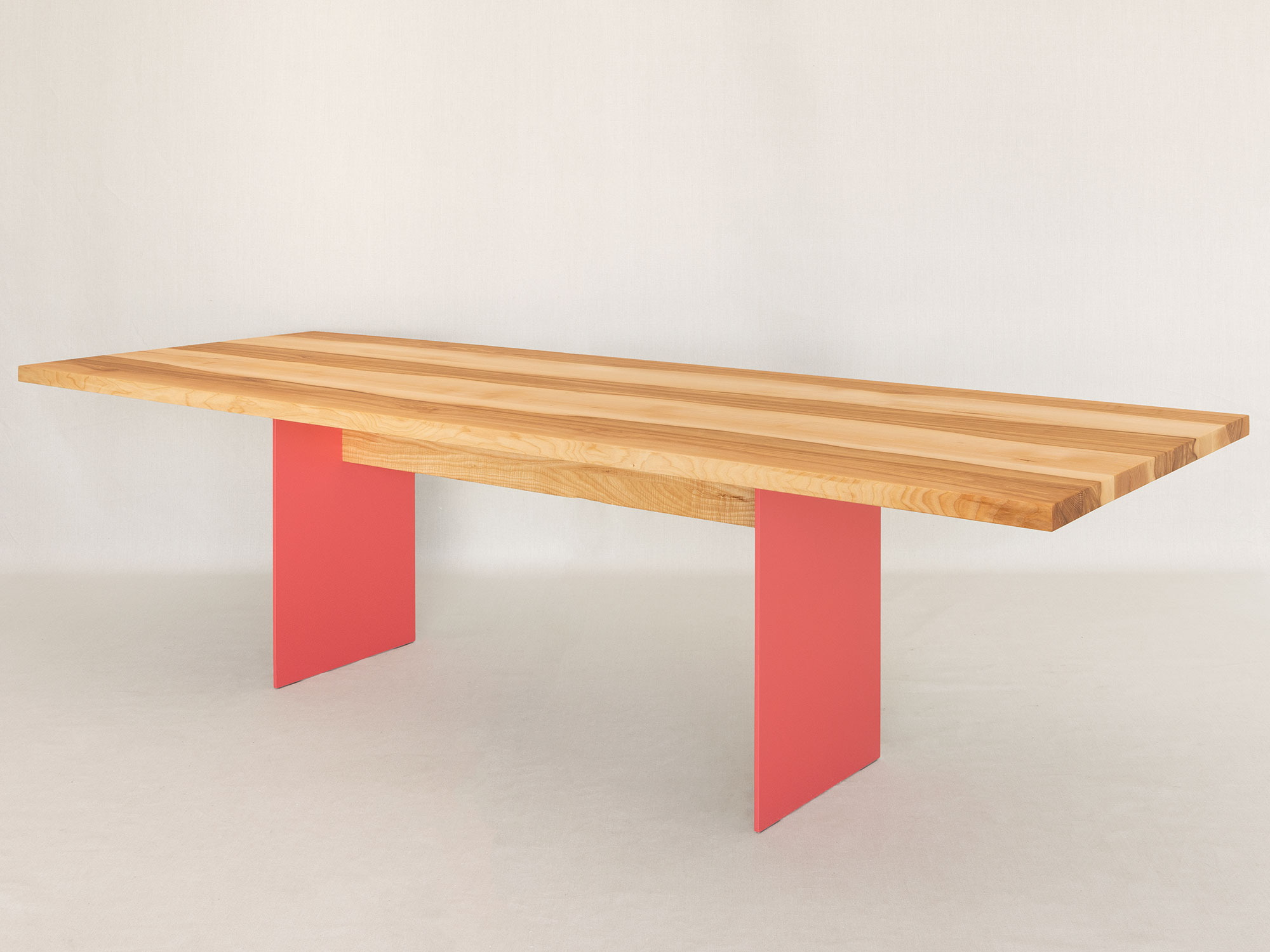 Massivholzesstisch Ferro, Kernesche massiv, 280 × 95 cm, Wangen lackiert RAL 3017 Rosé