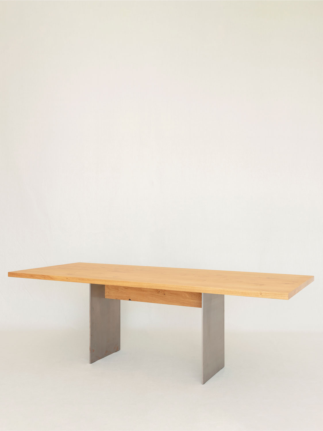 Esstische Ferro, Asteiche massiv (Massivholz), 240 × 100 cm, Wangen Stahl roh, hergestellt in Winterthur