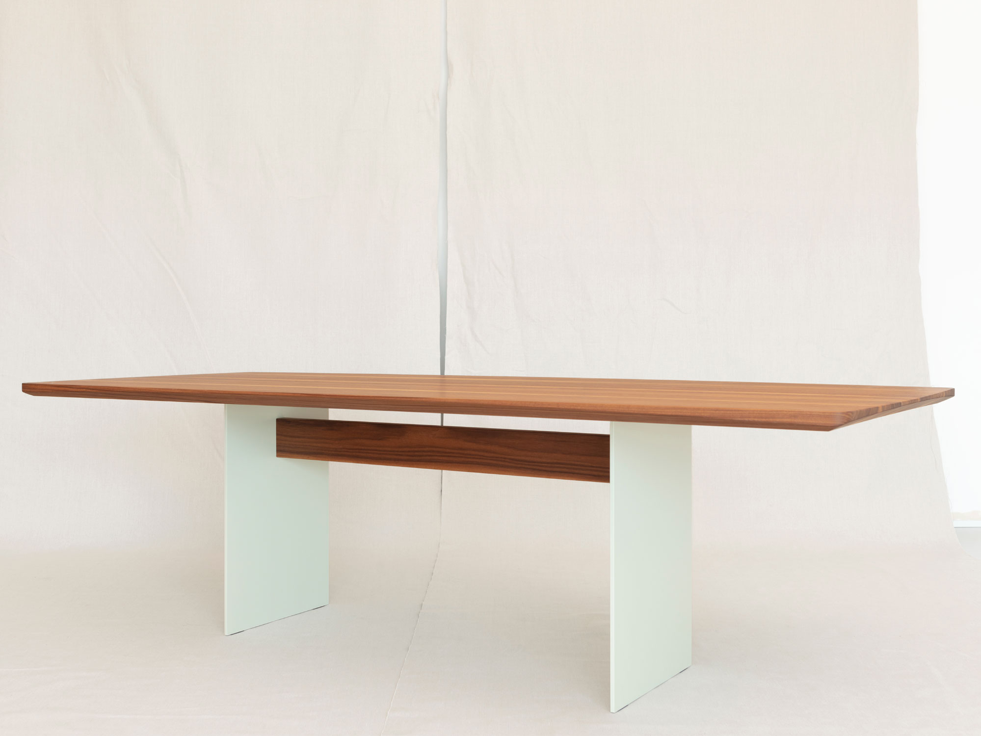 Esstische Ferro Cupa, Nussbaum massiv (Massivholz), 250 × 105 cm, Wangen farbig lackiert, hergestellt in Winterthur