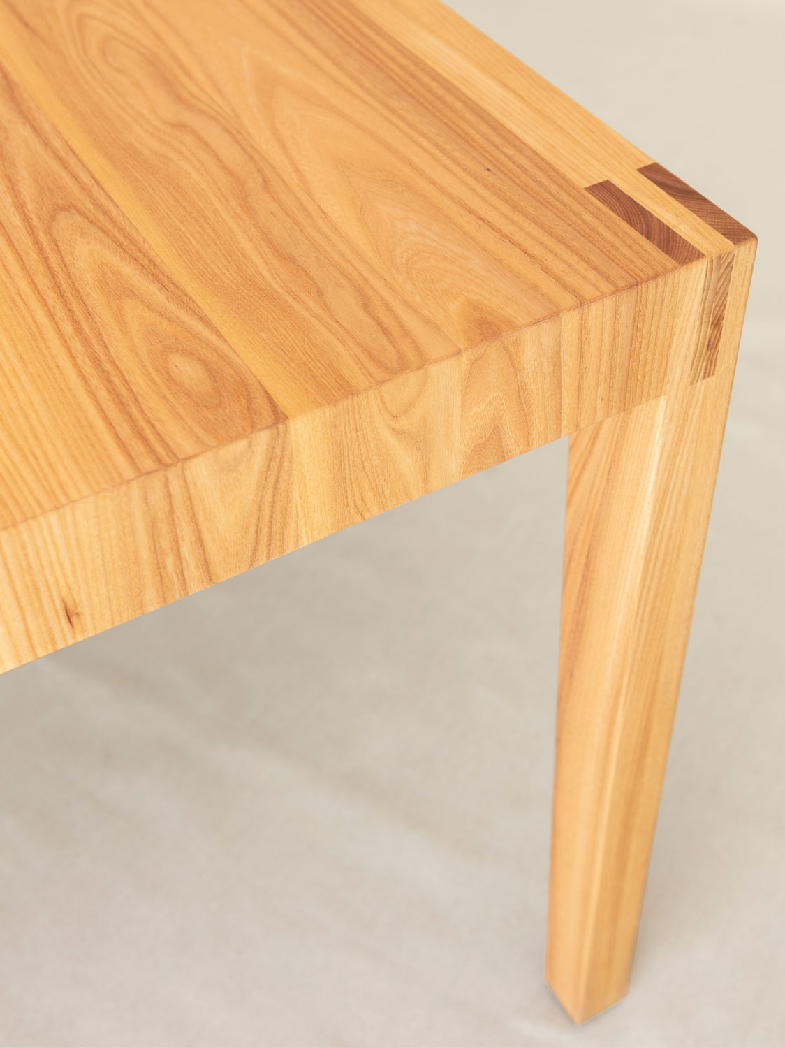 Esstisch Iberis, Ulme massiv (Massivholz), 230 × 85 cm, hergestellt in Winterthur