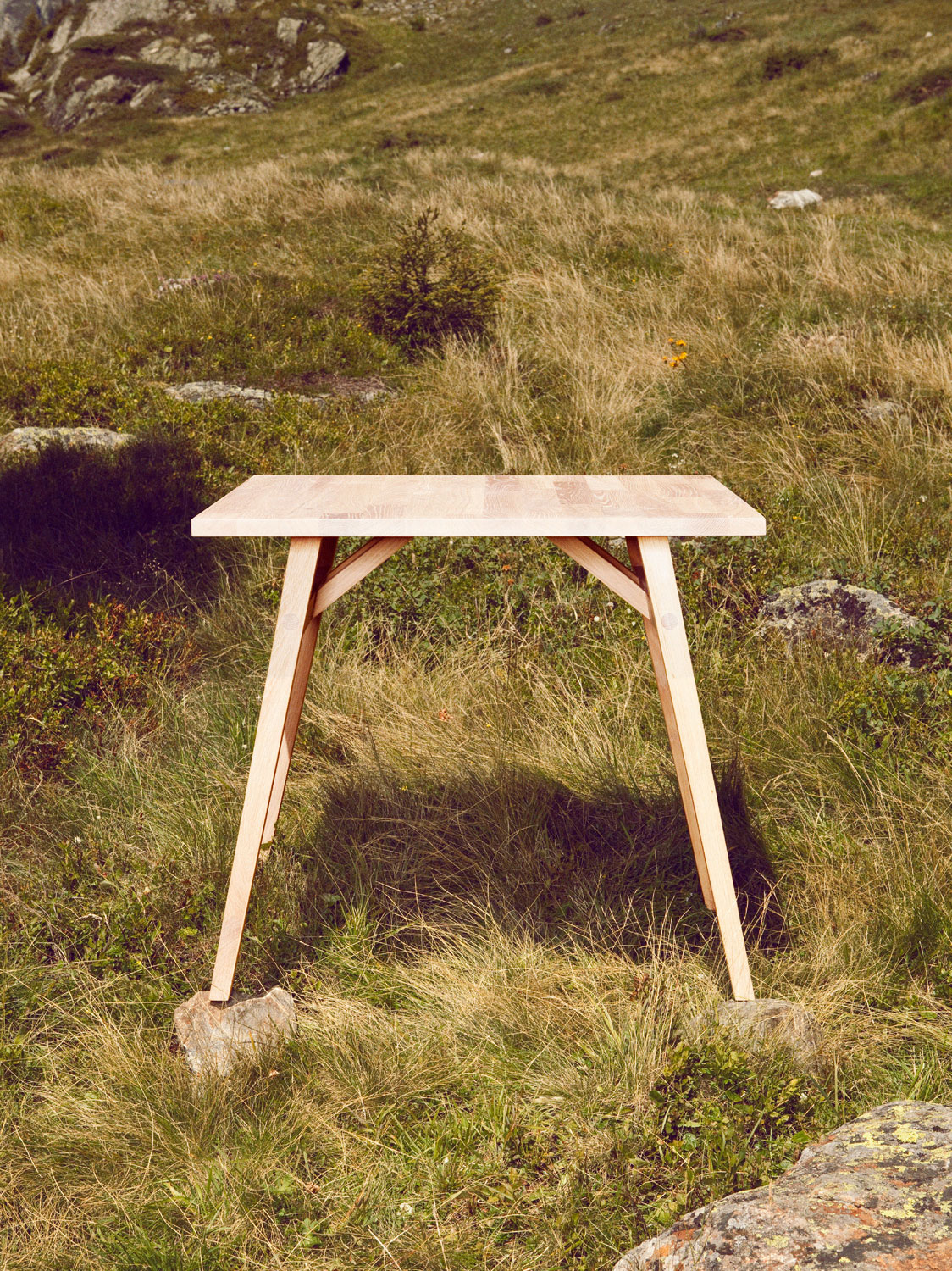 Esstisch Illex, Eiche massiv (Massivholz), 80 × 80 cm, hergestellt in Winterthur