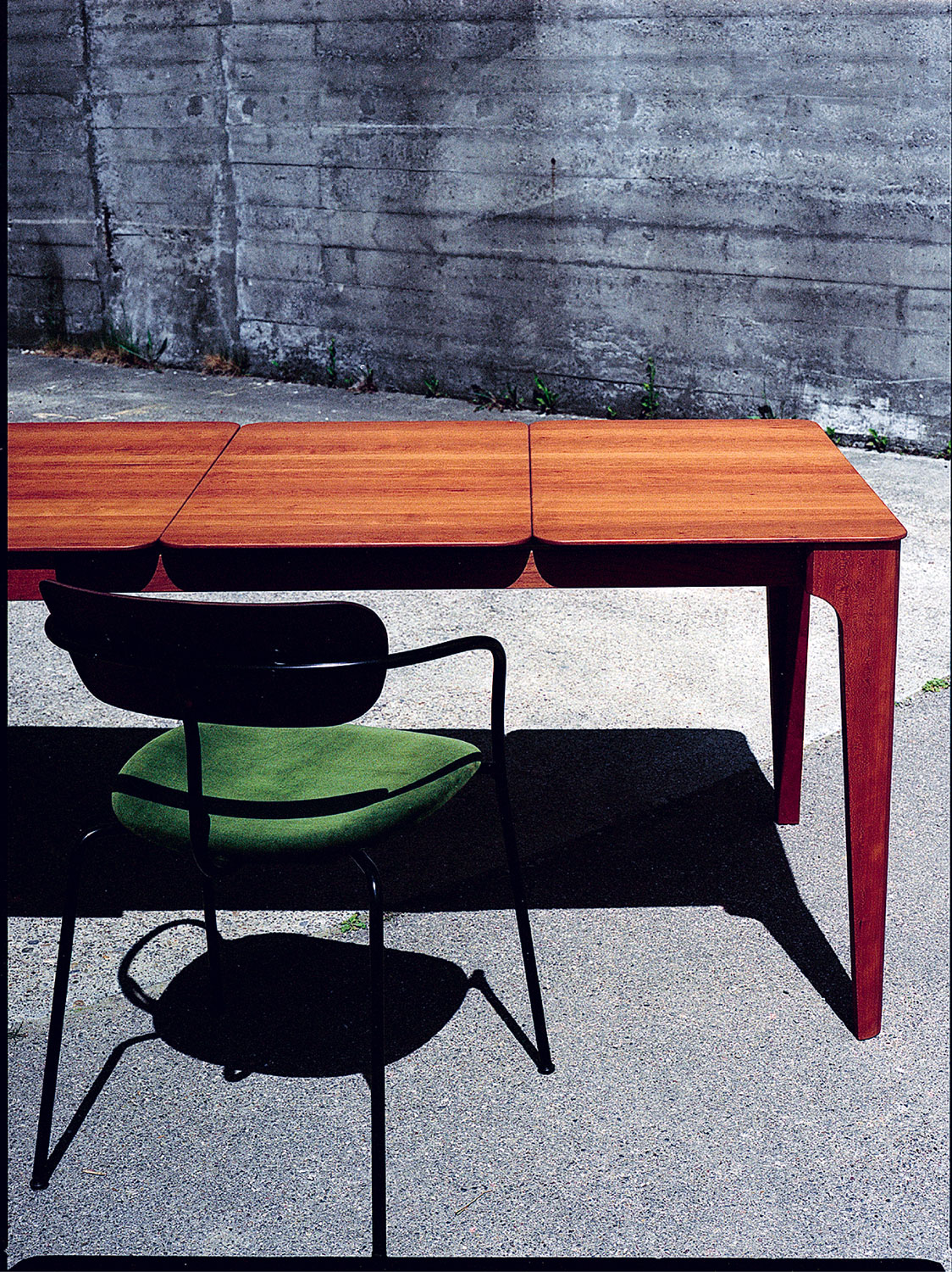 Ausziehbarer Tisch Jas, Black Cherry massiv (Massivholz), mit 2 Einlegeplatten, hergestellt in Winterthur