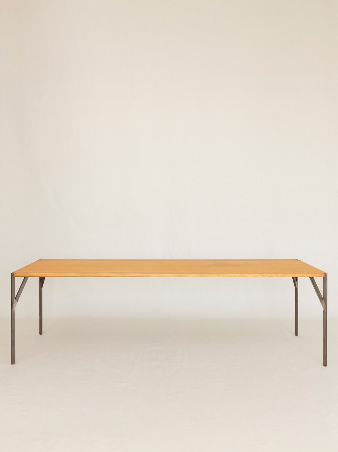 Esstisch Tryas, Eiche massiv (Massivholz), 250 × 80 cm, Beine in Rohstahl, hergestellt in Winterthur
